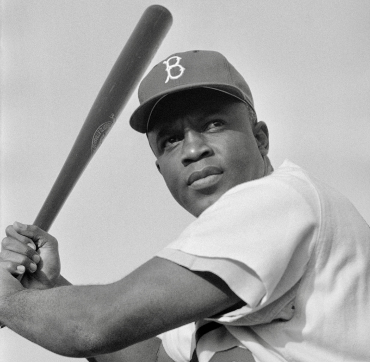 Une photo en noir et blanc d’un joueur de baseball tenant une batte.