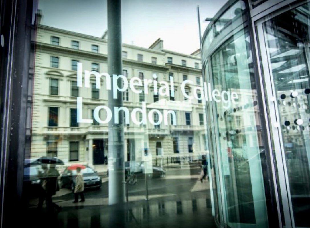 Une porte vitrée avec un panneau indiquant Imperial College London, au milieu de la pandémie COVID-19.
