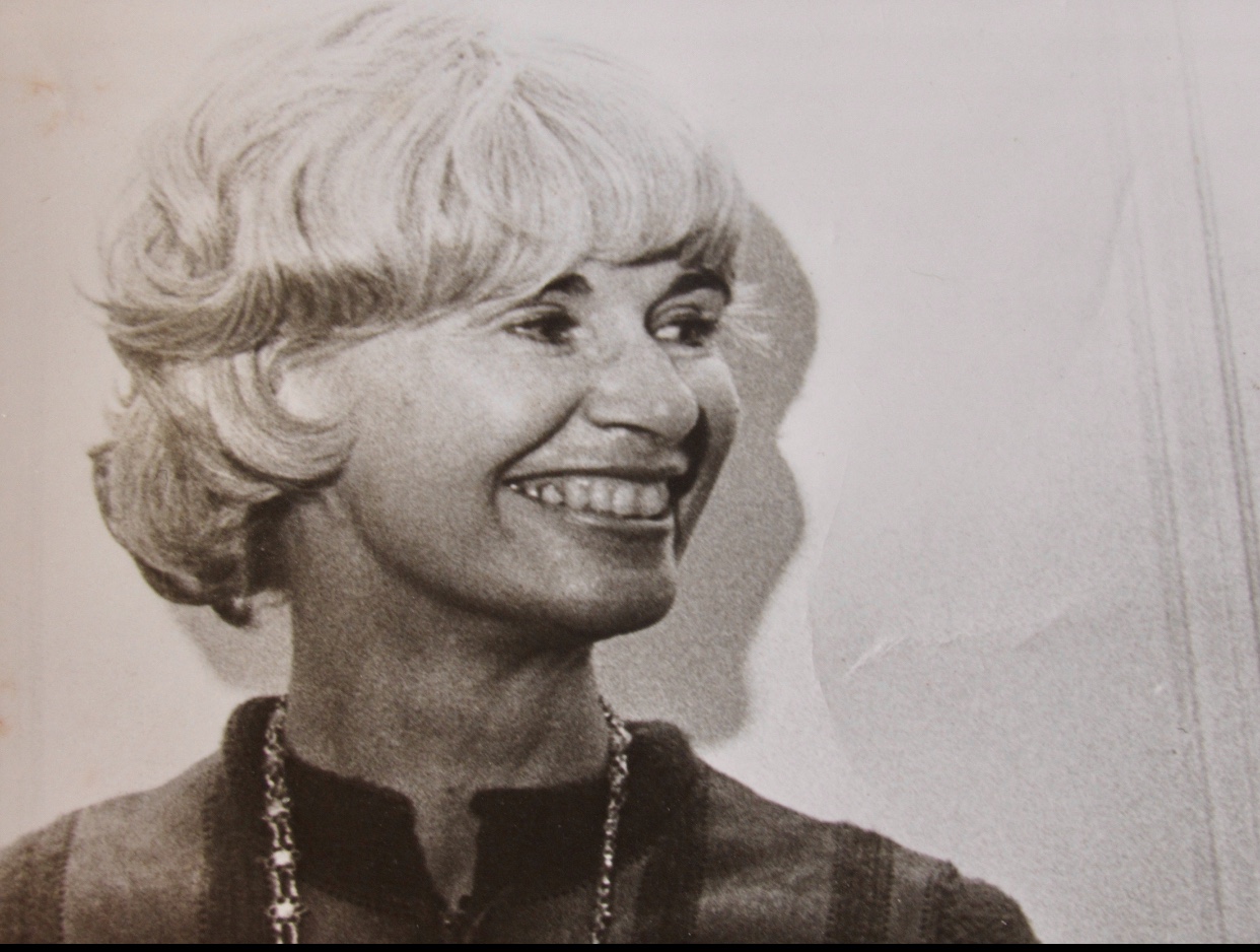 Une photo en noir et blanc inspirée de la littérature capture le sourire radieux d’une femme.