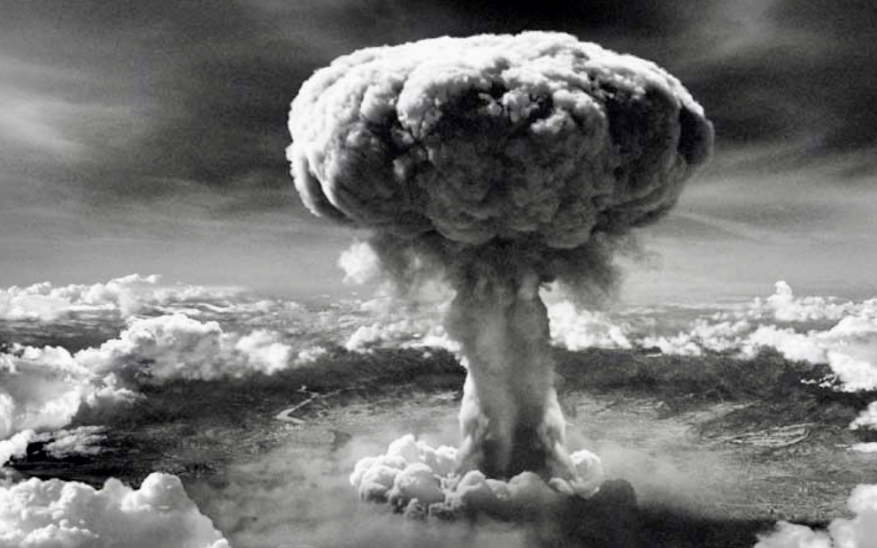 Une photo en noir et blanc d’une explosion nucléaire, mettant en valeur son pouvoir dévastateur.