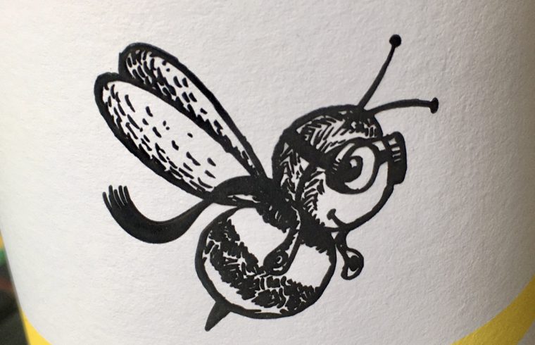 Une bouteille de vin italien avec une abeille sur elle.