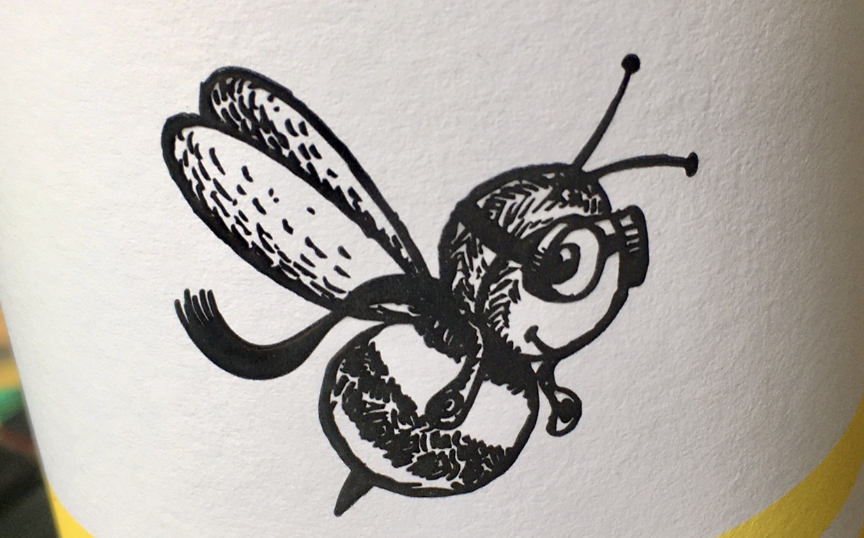 Une bouteille de vin italien avec une abeille sur elle.