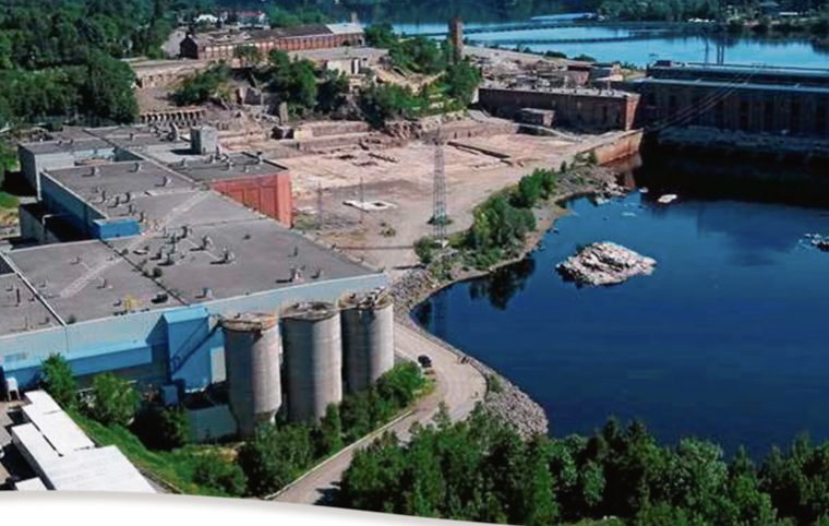 Vue aérienne d'une grande usine industrielle près d'une rivière, propriété des Actionnaires de Nemaska.
