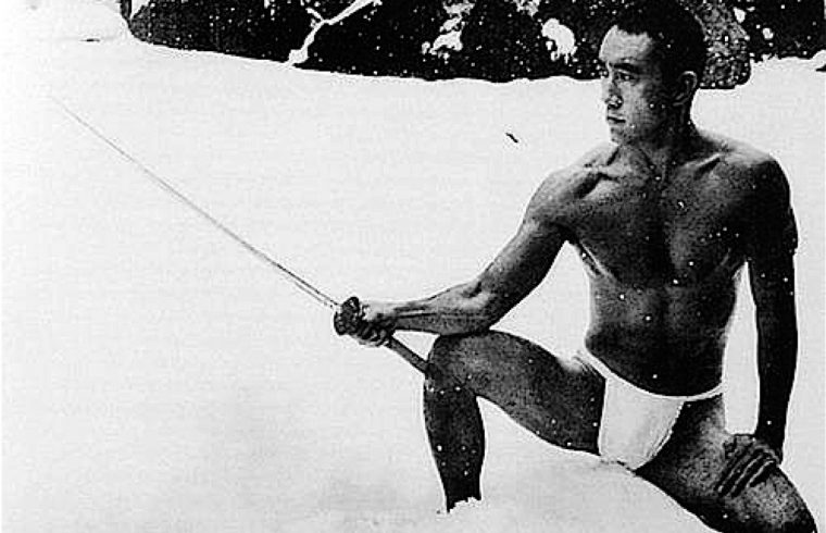 Un Japonais agenouillé dans la neige avec une épée.