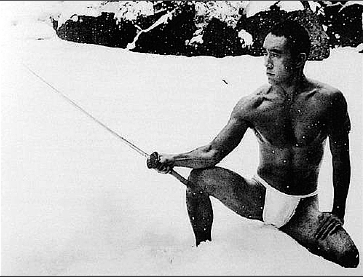 Un Japonais agenouillé dans la neige avec une épée.