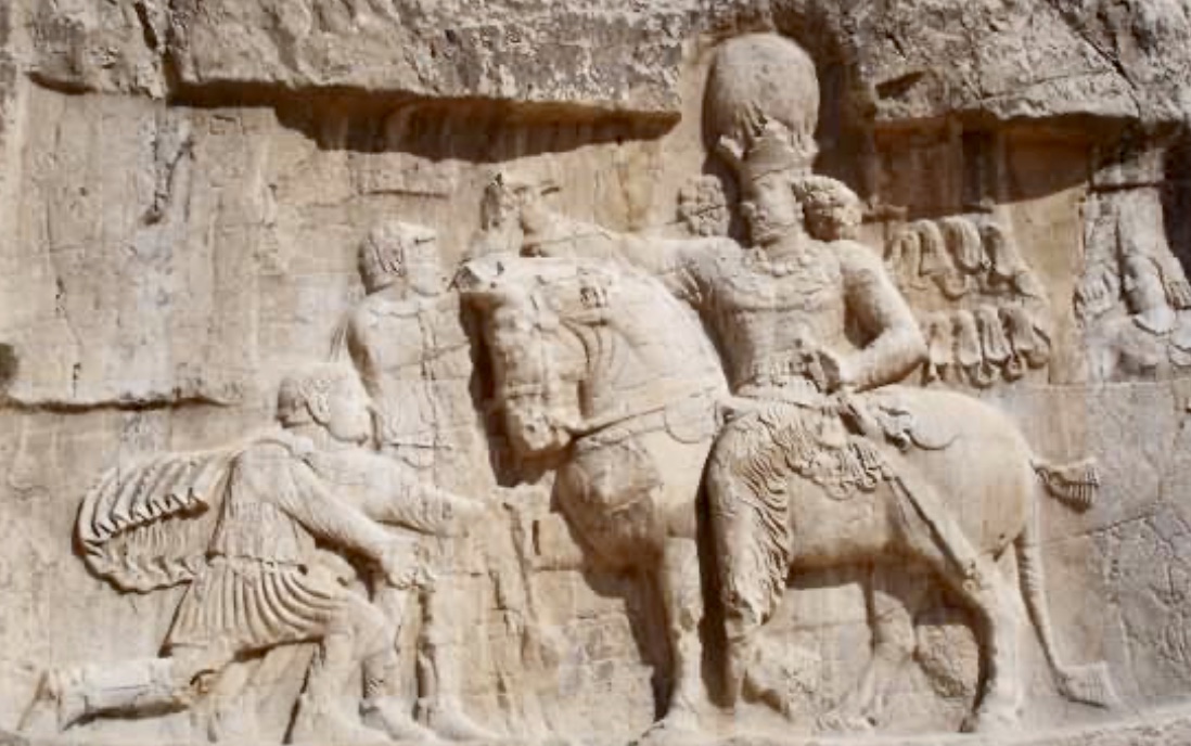 Un relief spirituel représentant un homme et une femme gracieusement positionnés sur des chevaux.