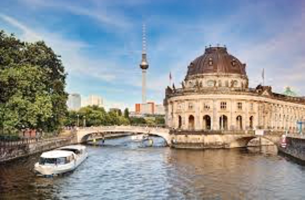 Berlin, Allemagne avec la tour de télévision en arrière-plan.