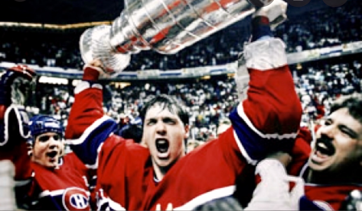L'équipe de hockey des Canadiens de Montréal célèbre joyeusement avec la Coupe Stanley.