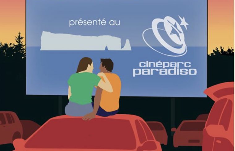 Deux personnes assises dans une voiture devant un écran de cinéma.