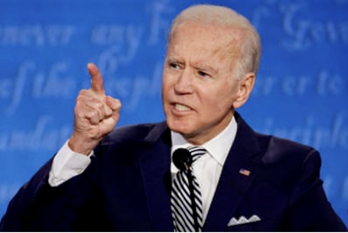 Joe Biden fait un geste pendant le débat.