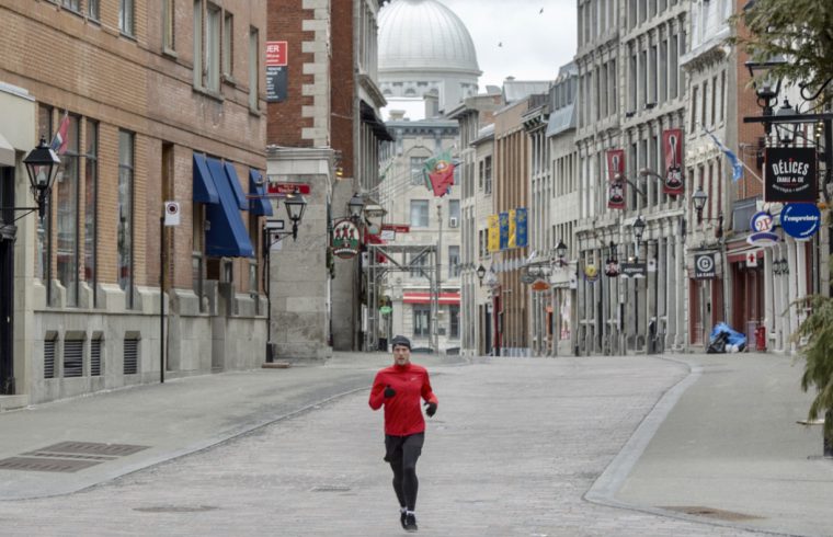 Un coureur court dans une rue de Montréal, en pleine pandémie de Covid.