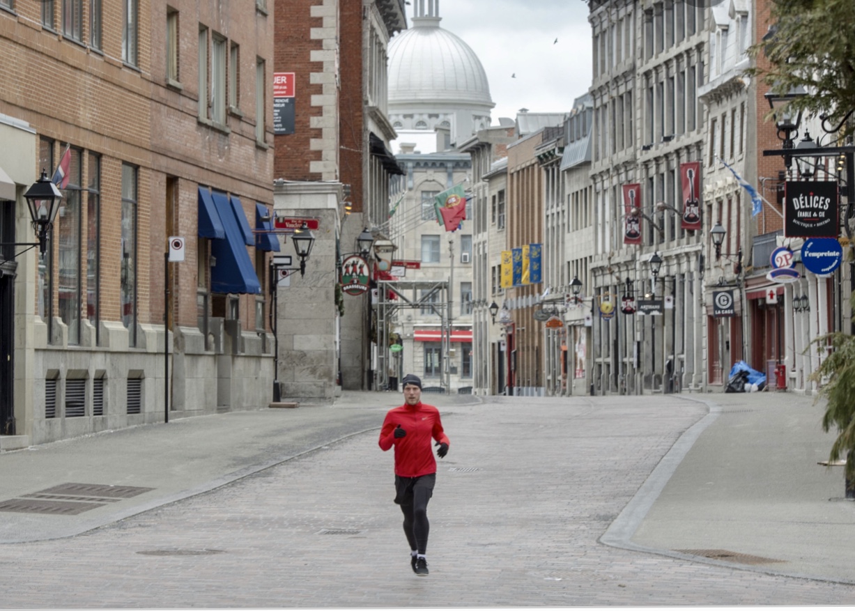 Un coureur court dans une rue de Montréal, en pleine pandémie de Covid.