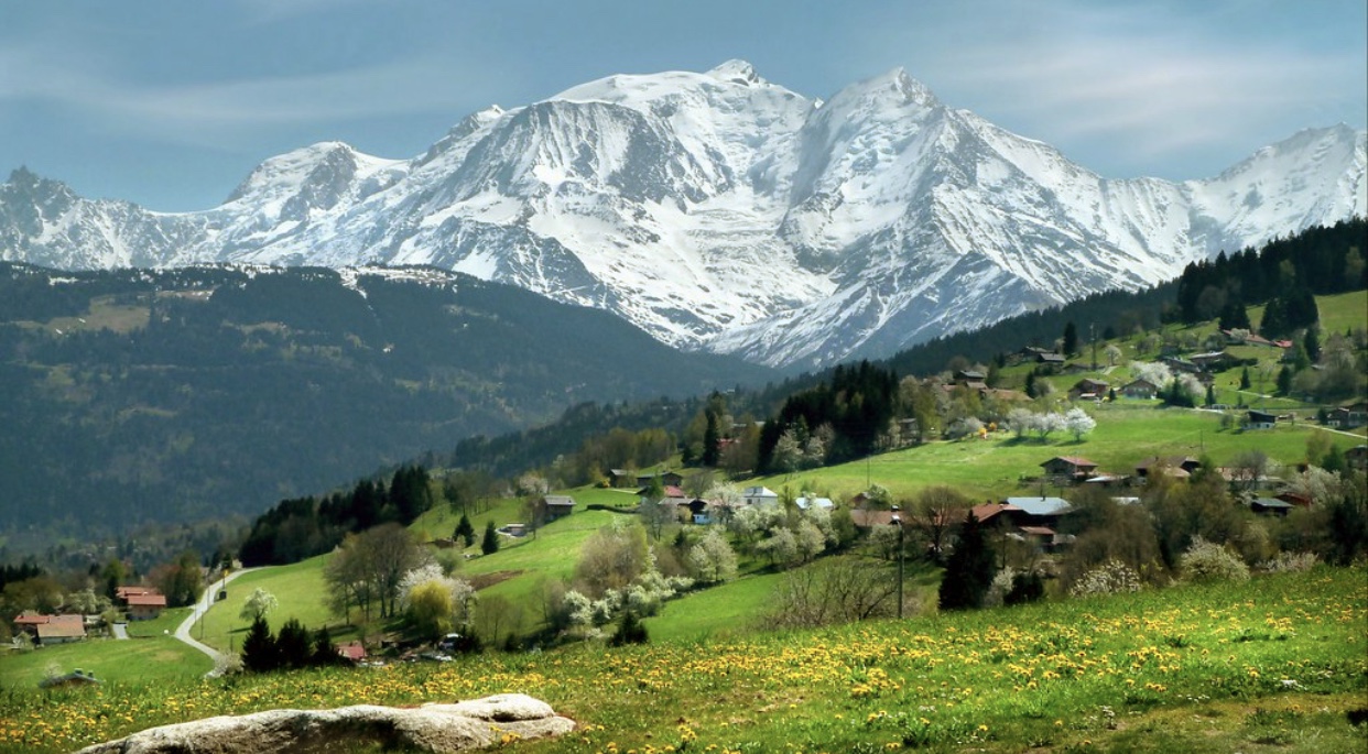 Un village de montagne pittoresque niché au milieu de montagnes enneigées.