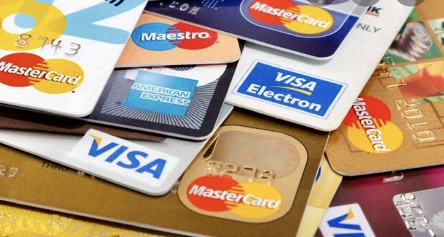 De nombreuses cartes de crédit virtuelles se superposent.