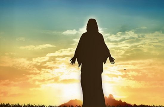 Une silhouette de Jésus debout sur un champ au coucher du soleil, incarnant la philosophie spirituelle.