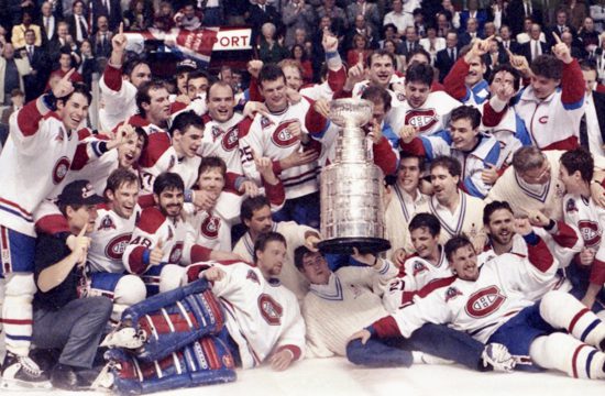 Joueurs du Canadien de Montréal posant avec la coupe Stanley.