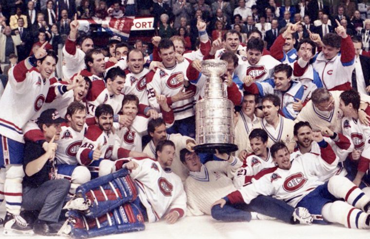 Joueurs du Canadien de Montréal posant avec la coupe Stanley.