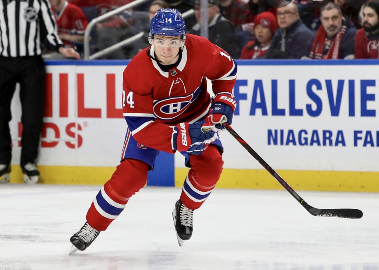 Le joueur de hockey des Canadiens de Montréal patine sur la glace.