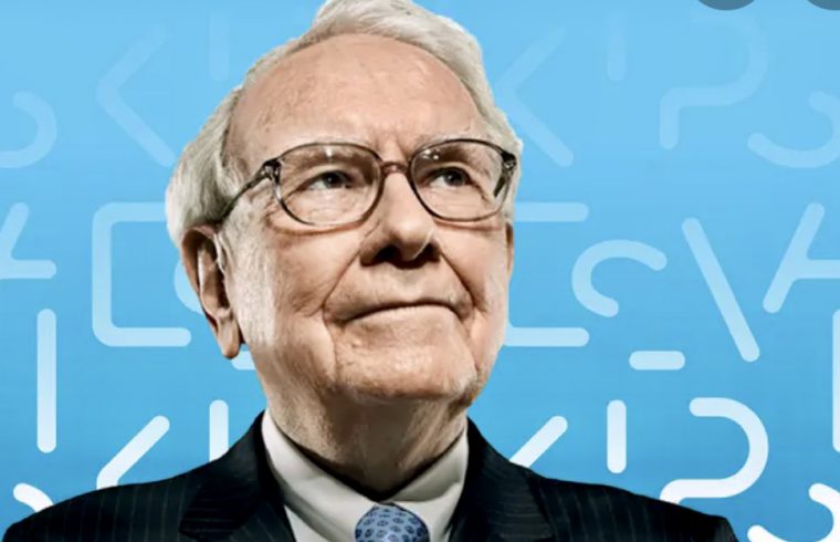 Warren Buffett devant un fond bleu discutant d'investissements.