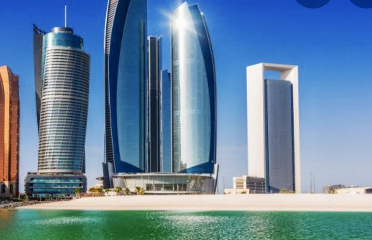 L'horizon d'Abu Dhabi avec les mots Abu Dhabi.