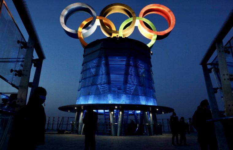 La tour des Anneaux olympiques au Canada est éclairée la nuit.
