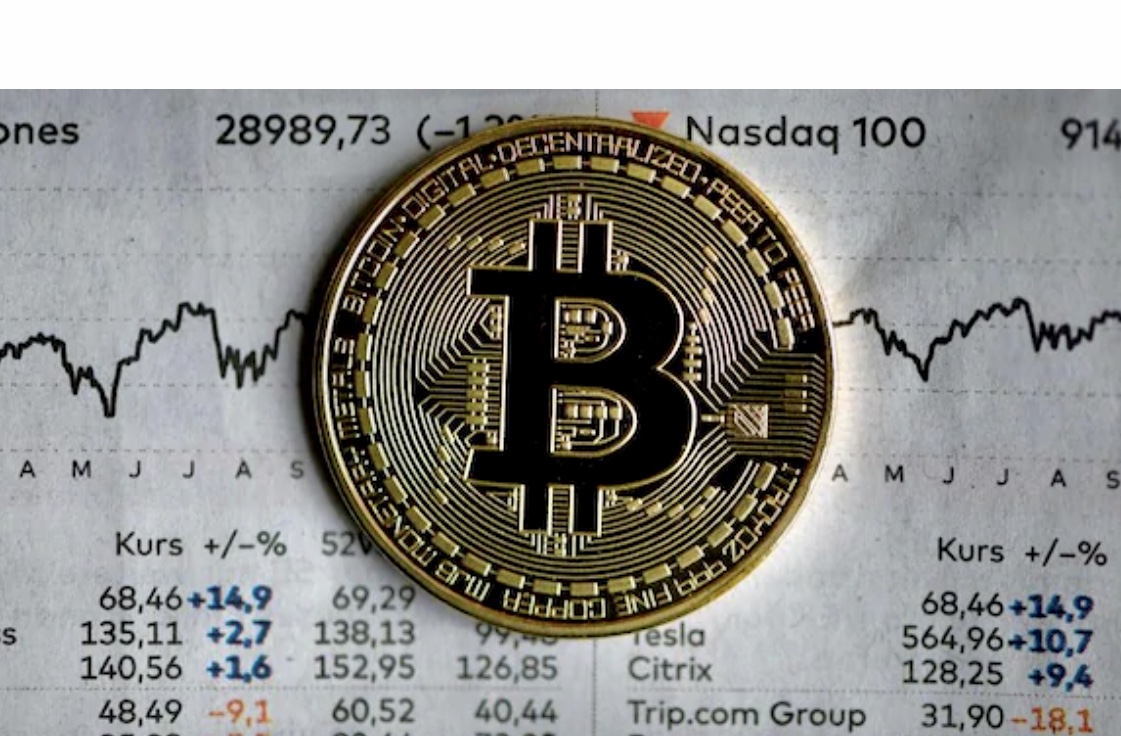 Un bitcoin se trouve au sommet d’un graphique boursier, démontrant son potentiel en matière d’investissement et dans le monde des crypto-monnaies.