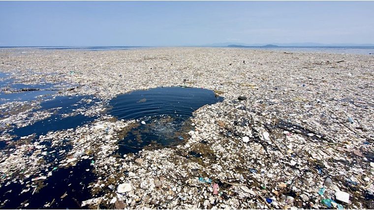 Un océan pollué par les déchets et les ordures.
