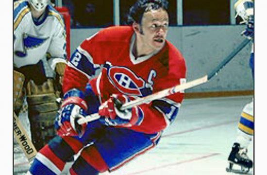 Une photo des Canadiens, un joueur de hockey sur la glace.