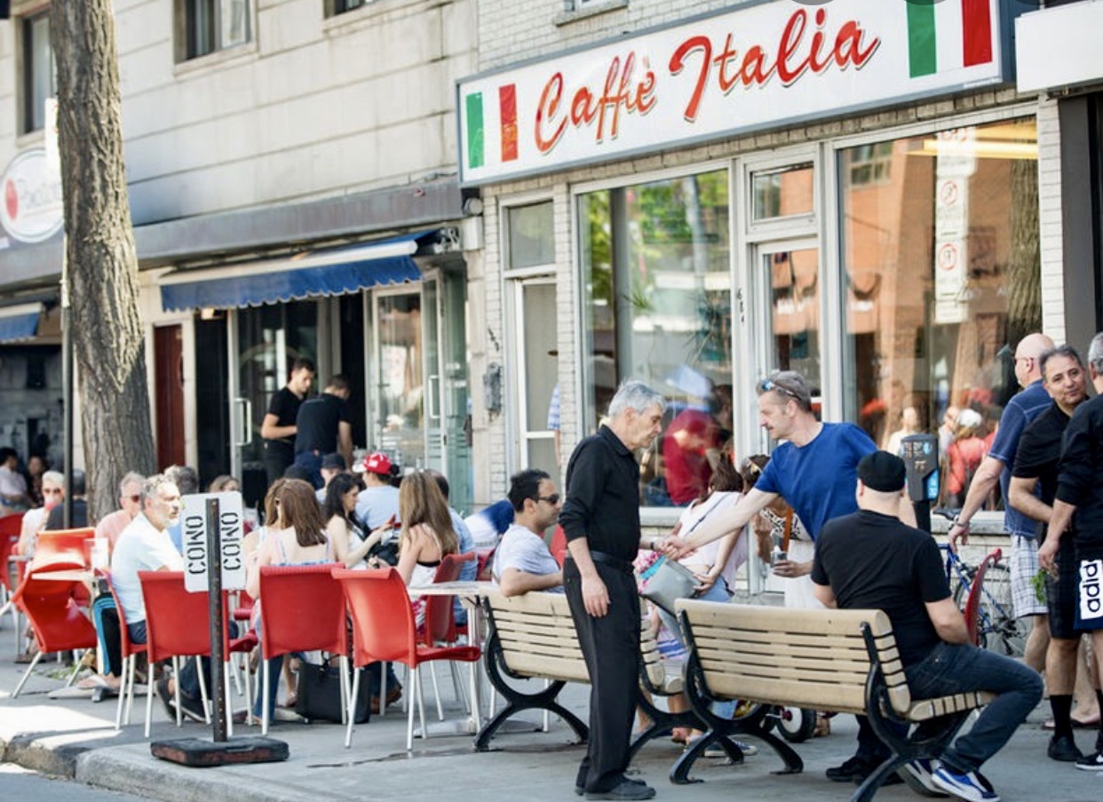 Les Italiens à Montréal assis à des tables à l'extérieur d'un restaurant.