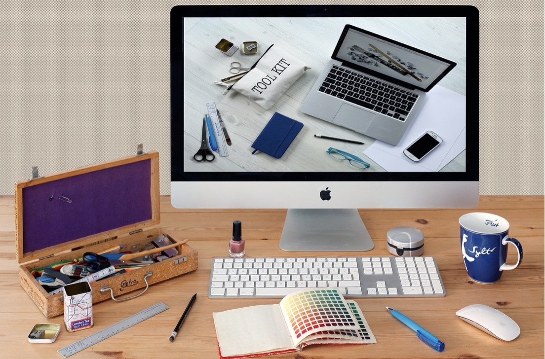 Le détourage photo d'un bureau avec un ordinateur, des stylos, des crayons et un cahier.
