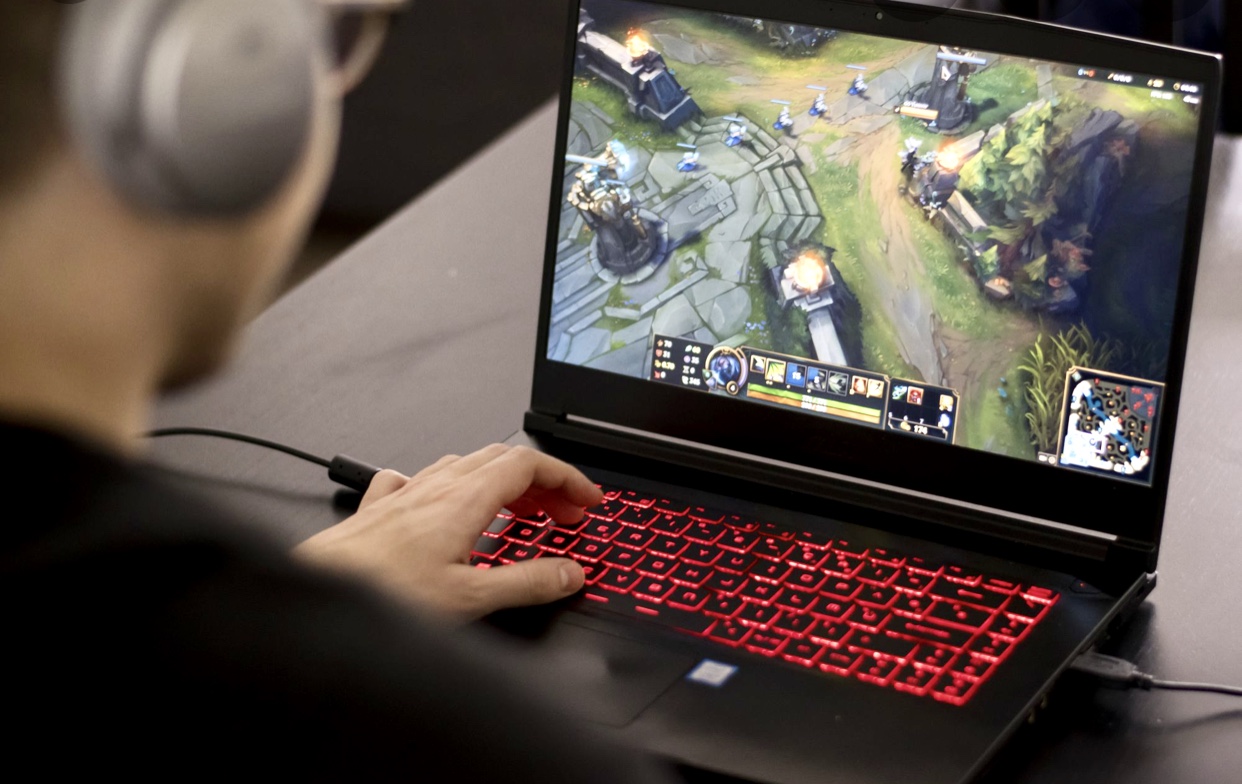 Un joueur joue à des jeux vidéos sur un ordinateur portable.