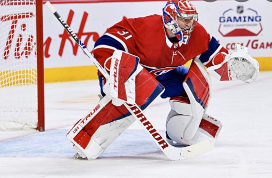 Le gardien de hockey des Canadiens de Montréal est prêt à bloquer la rondelle.