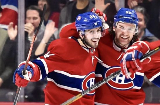 Deux joueurs de hockey célèbrent un but des Canadiens de Montréal.