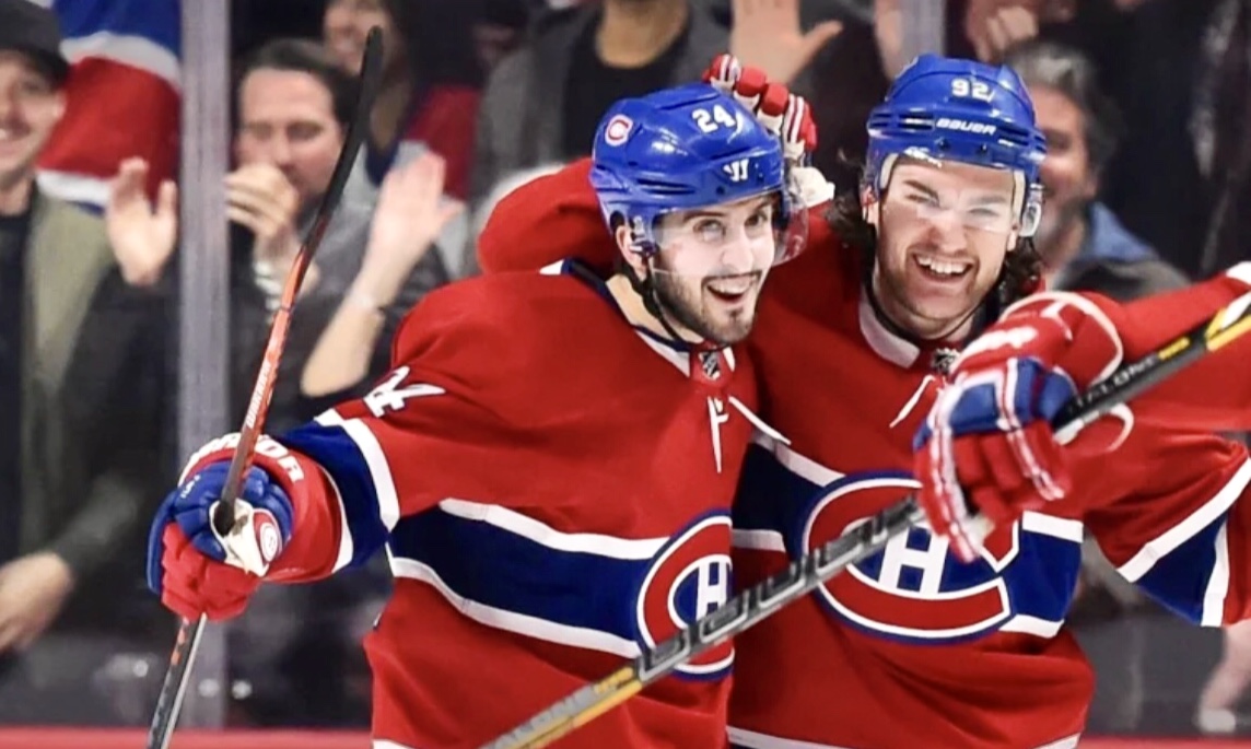 Deux joueurs de hockey célèbrent un but des Canadiens de Montréal.