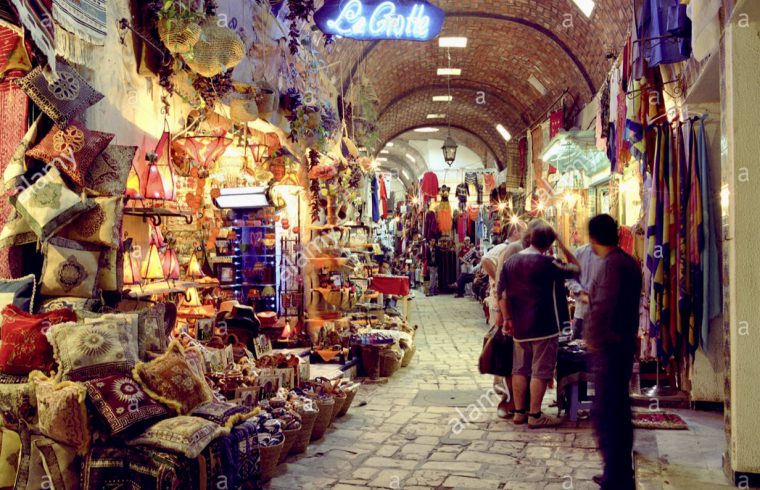 Gens faisant du shopping dans une ruelle de la vieille ville de Jérusalem, Tunisie - image.