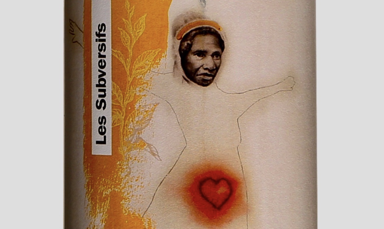 Un flacon en forme de cœur présentant une image captivante d'une femme.