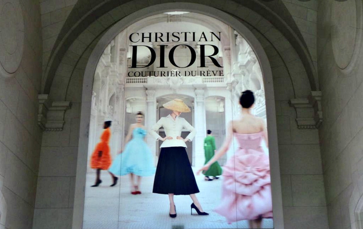 Une publicité pour Christian Dior dans un immeuble.