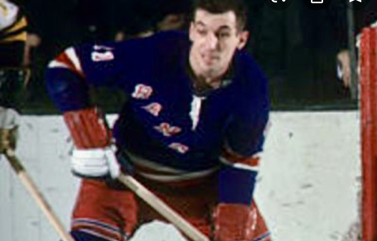 Une image d'un hockeyeur sur la glace.
