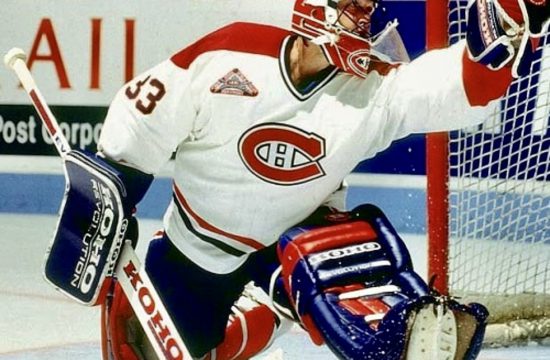 Le gardien de but des Canadiens de Montréal célèbre après avoir effectué un arrêt au hockey.