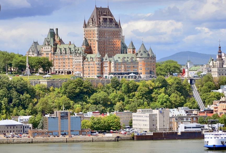 Québec, une ville du Canada, abrite un château fascinant situé au sommet d'une colline pittoresque.