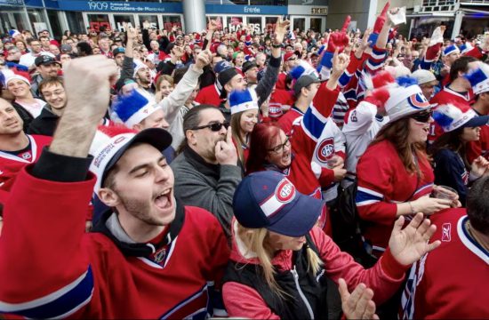 Les partisans des Canadiens de Montréal encouragent leur équipe dans l'espoir de remporter la Coupe Stanley.