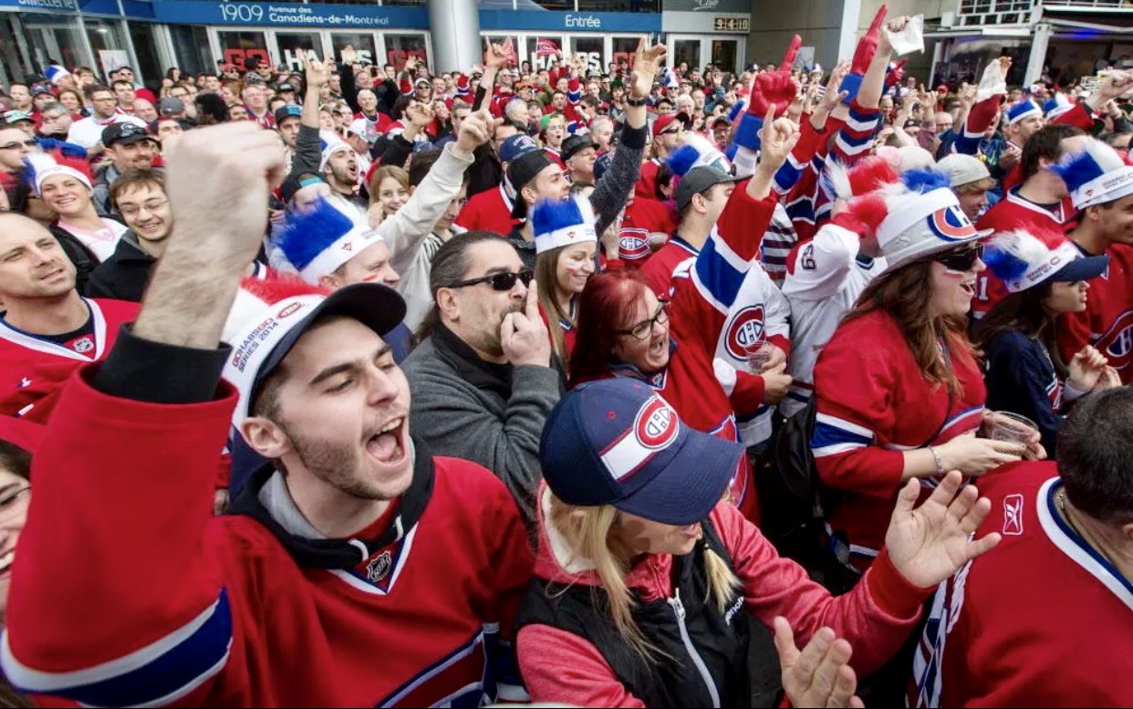 Les partisans des Canadiens de Montréal encouragent leur équipe dans l'espoir de remporter la Coupe Stanley.