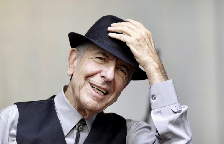 Leonard Cohen, un homme plus âgé portant un chapeau et un gilet.
