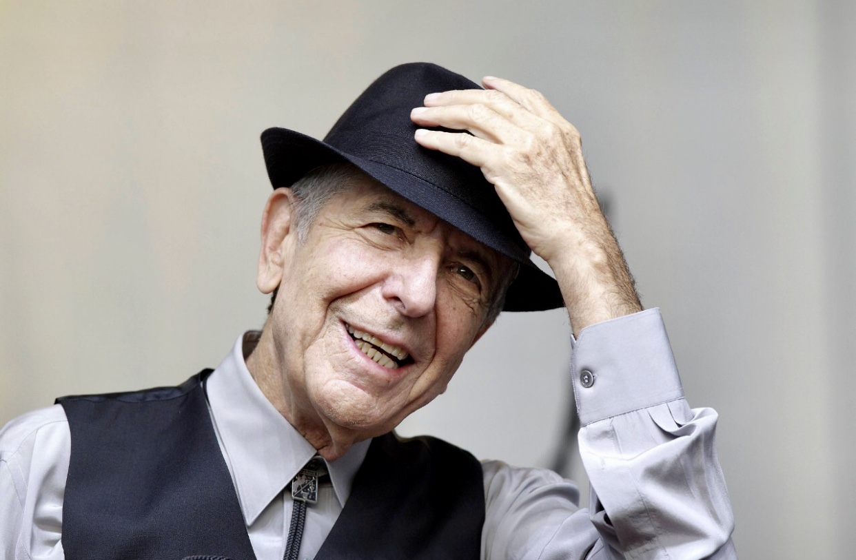 Leonard Cohen, un homme plus âgé portant un chapeau et un gilet.