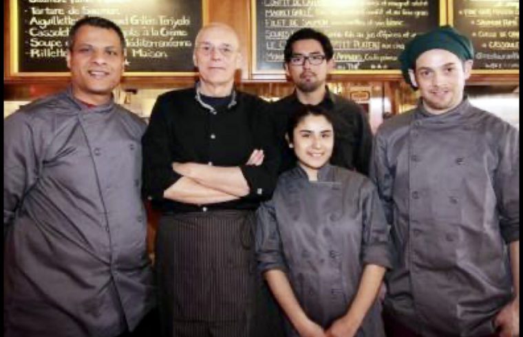 Un groupe de chefs d'un restaurant de Montréal posant pour une photo.