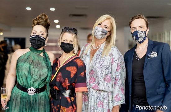 Un groupe de personnes portant des masques posant pour un mode.