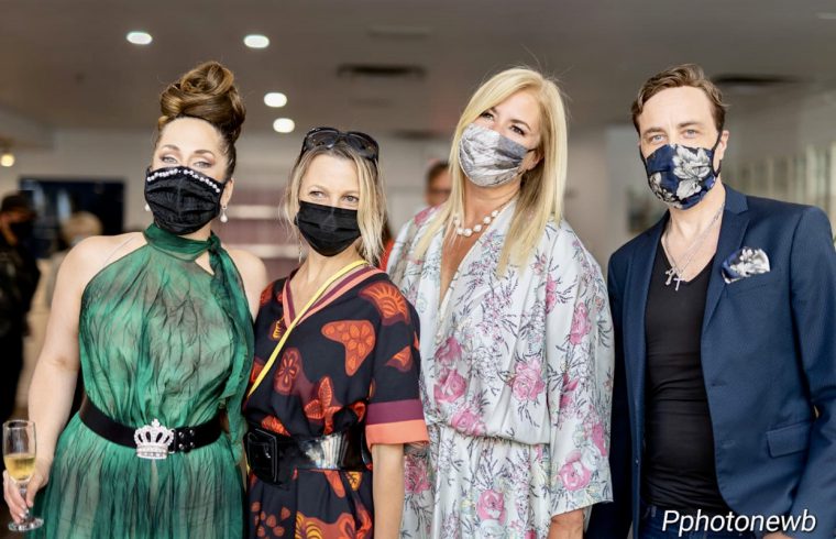 Un groupe de personnes portant des masques posant pour un mode.
