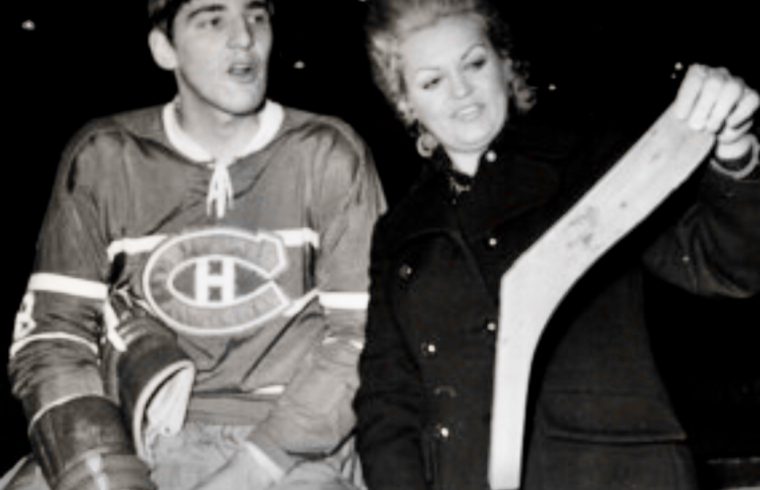 La Fille du Forum, une photo en noir et blanc d'un homme et d'une femme tenant un bâton de hockey.