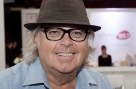 Animateur de radio portant des lunettes et un chapeau, Mario Lirette.