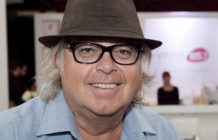 Animateur de radio portant des lunettes et un chapeau, Mario Lirette.